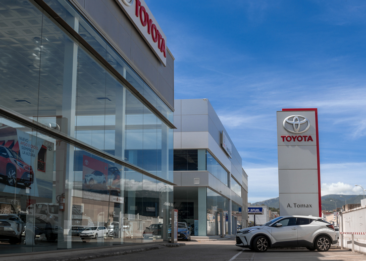 Exterior shot of the Tomax dealership