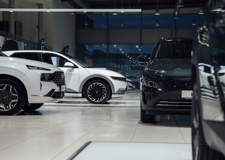 Display cars in the Autohalle showroom 